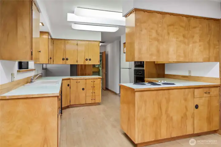 tons of prep space in this kitchen