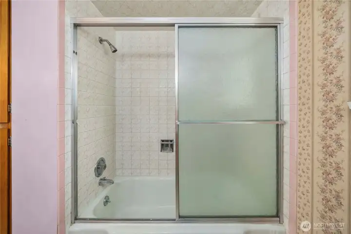full bathroom shower and tub
