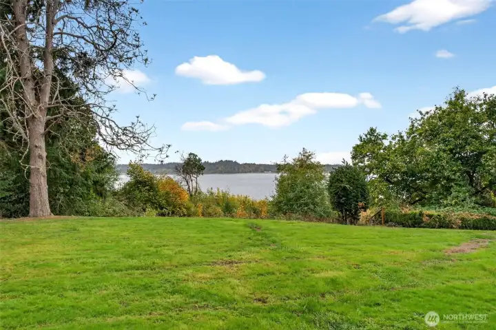 4403...The private waterside yard offers plenty of room for games and entertaining while taking in the Northwest views.