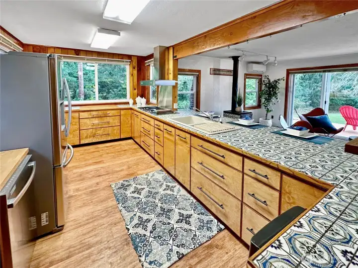 4403...Another kitchen view...look at all the cabinets!