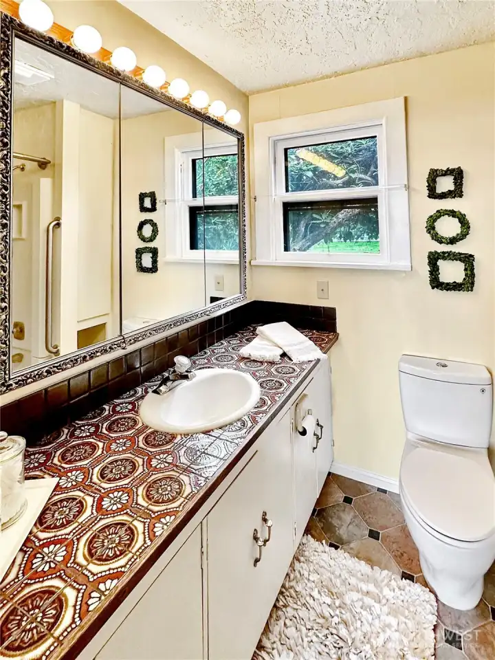 4403...Main floor full bath.