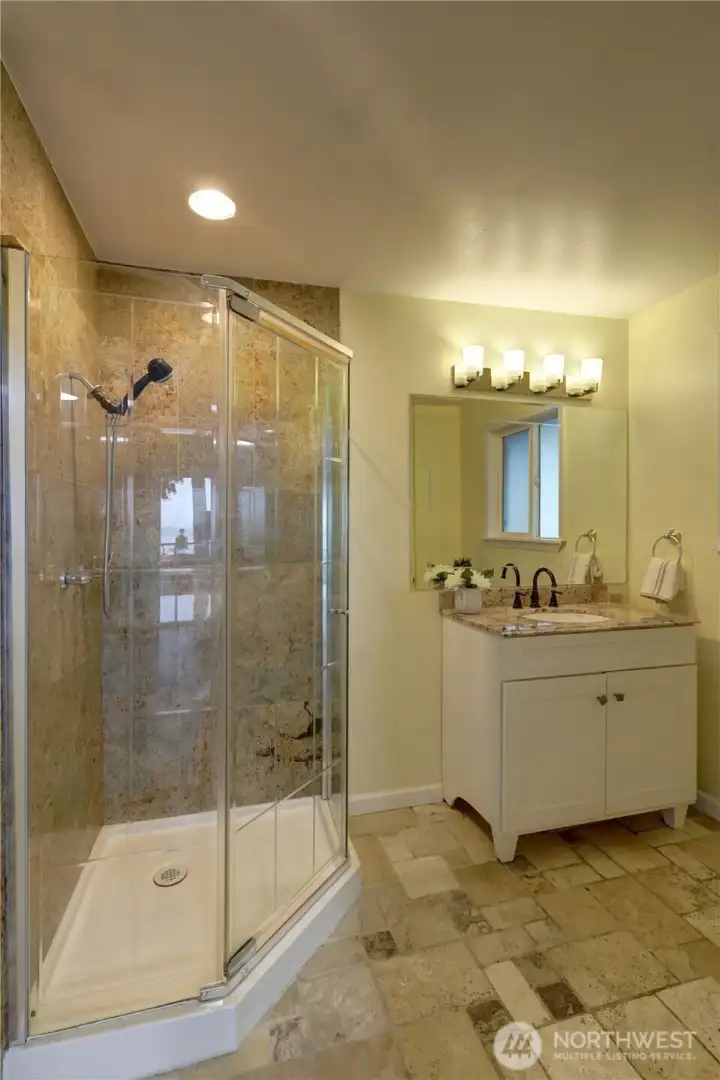 master 2 bathroom
