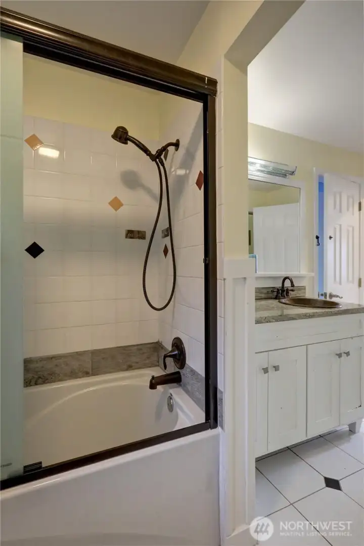 shared bathroom for bedroom 3 and 4