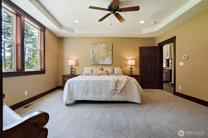 Min House - large primary bedroom on the main