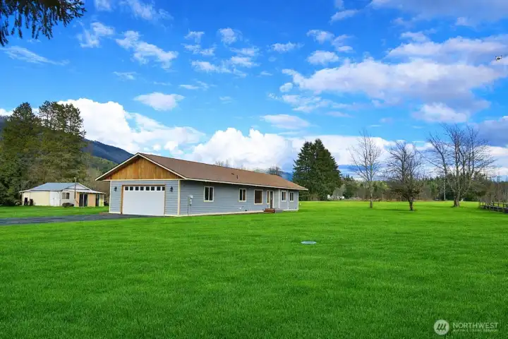 MOVE IN READY! BRAND-NEW 2025 custom build on 0.69 Acres inGlenoma, WA.