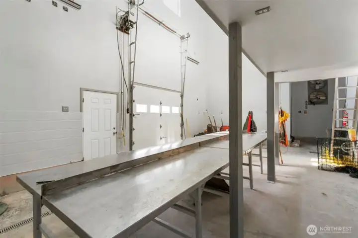 This wall goes to the bulkhead. Imagine it's all windows.