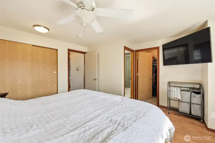 Master bedroom, 2 closets