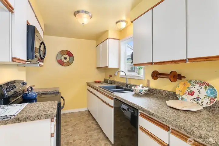 Bright & Sunny Kitchen