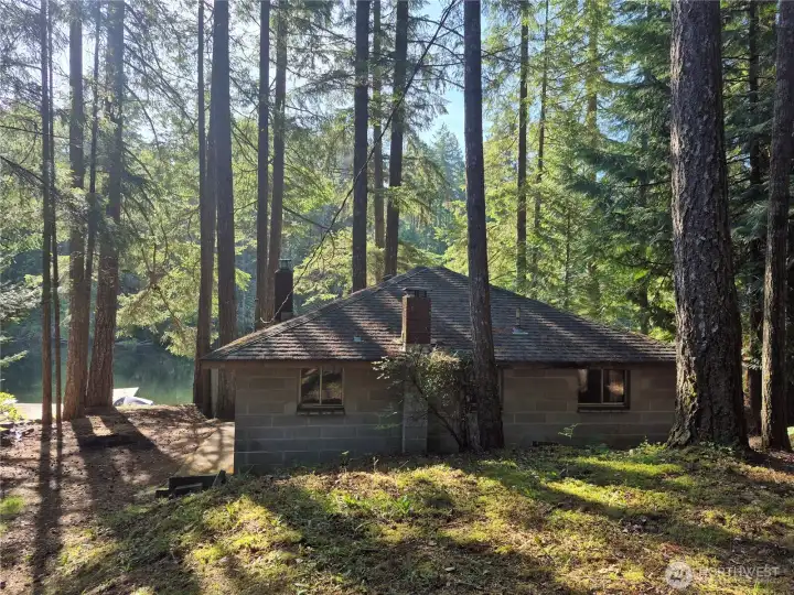 Private Lakefront retreat in Port Orchard for full-time living or weekend getaways.