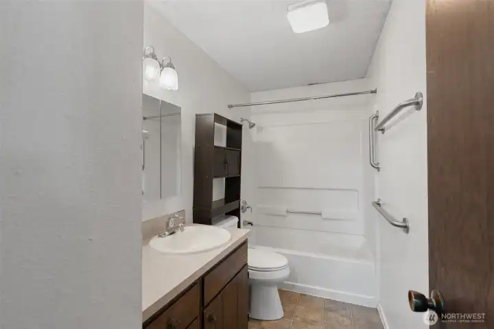 Upstairs Full Bathroom