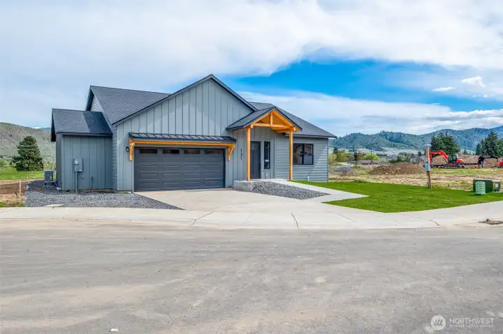 Welcome to your new home at the end of this quiet Cashmere cul-de-sac.