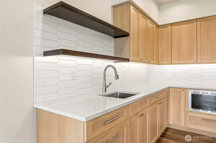 Foodie faucet on bar sink makes cleaning easy.
