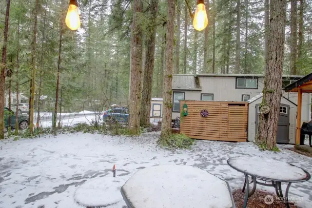 Great pully system allows you to enjoy a campfire even when it is raining outside.