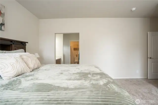 View of primary en suite with 4 piece bathroom beyond.