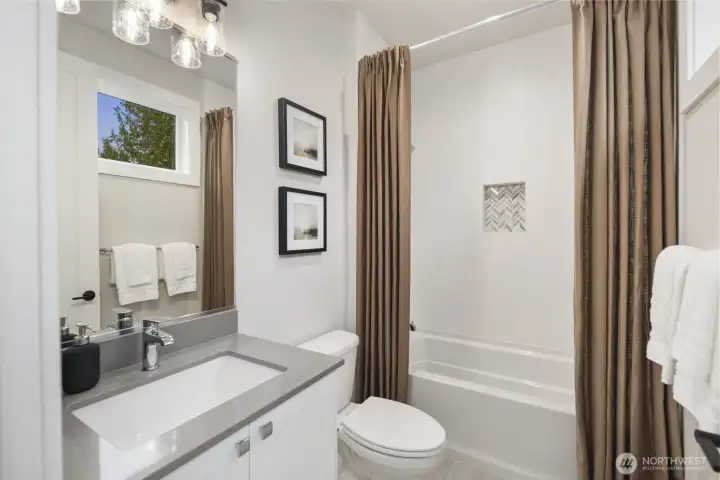 Second Floor En Suite Bath