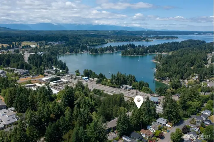 Set at the base of Oyster Bay, this well-kept 44-unit complex is surrounded by the kind of Pacific Northwest beauty people move here for, with Puget Sound close by and the mountains never far from view.