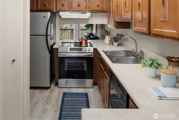 This kitchen really knows how to do its job. It’s efficient, easy to use, and made even better by the brand-new stove and refrigerator.