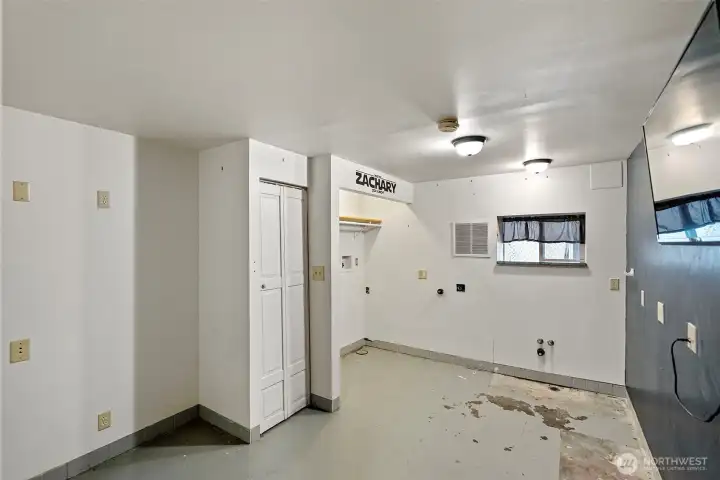 additonal room has power for a small kitchenette or make an office or use as a bedroom