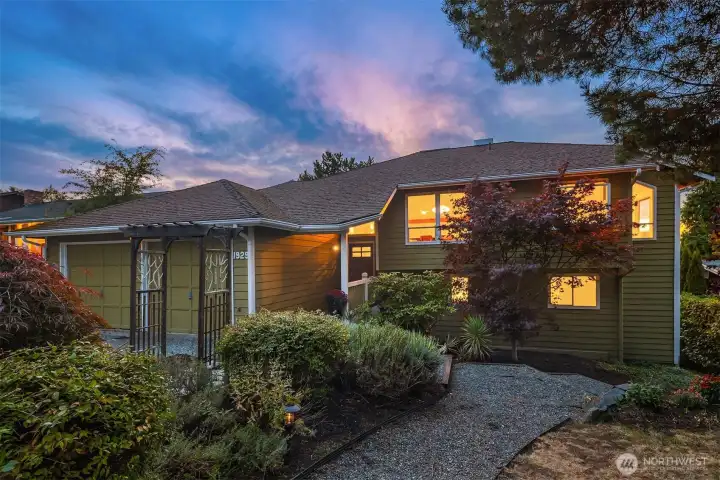 East of Market  3 bed/2.5 bath home situated on a 12,600 sq ft lot with mountain and territorial views.