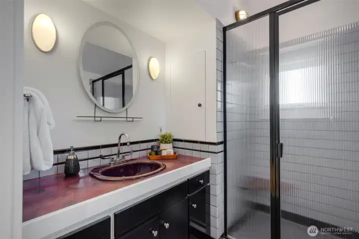 Large 3/4 shower in the primary.