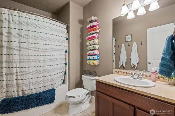 Main level full bath. Travertine flooring andmarble counters.