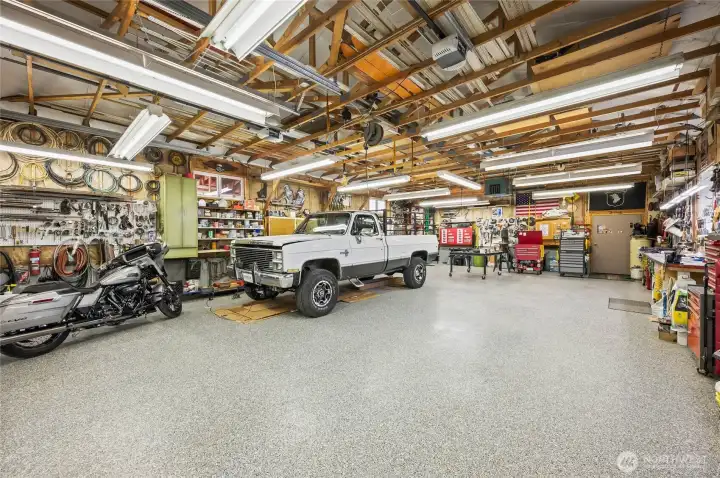 4 car garage with 200amp service