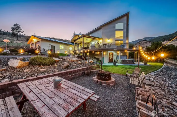 Firepit, relaxing area