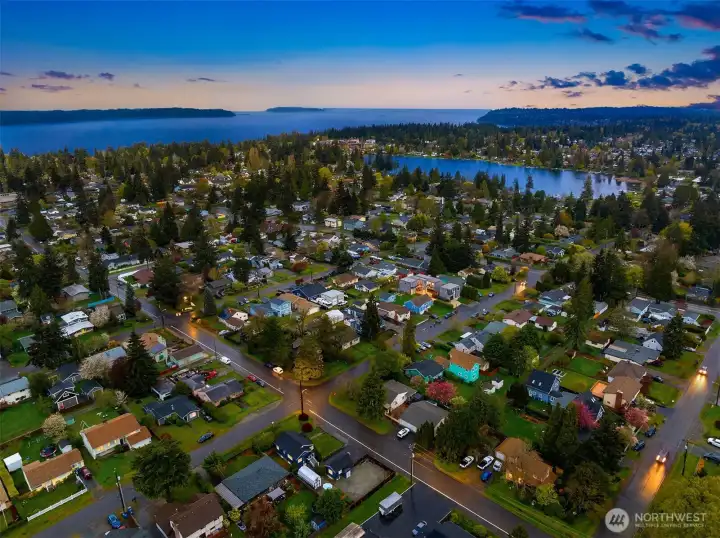 Welcome to the Gregory Heights neighborhood abutting Three Tree Point, Lake Burien and conveniently located by Olde Burien quaint shops and restaurants as well as the Five Corners grocery stores.