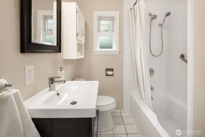 Full bathroom: enjoy a bubble bath or a quick morning shower.