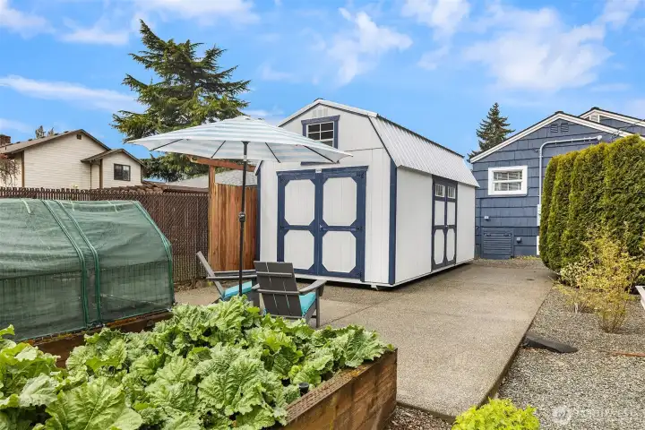 The storage in the background was fully insulated to be used year-round and allows for air ventilation through a set of windows that opens (during hot summer months).