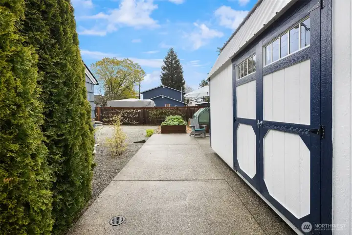 The storage offers a wide array of uses: art studio, home office or giant storage.