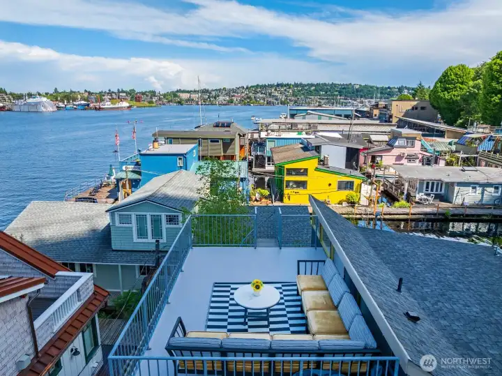 Incredible views of Lake Union and Gasworks from your roof top!