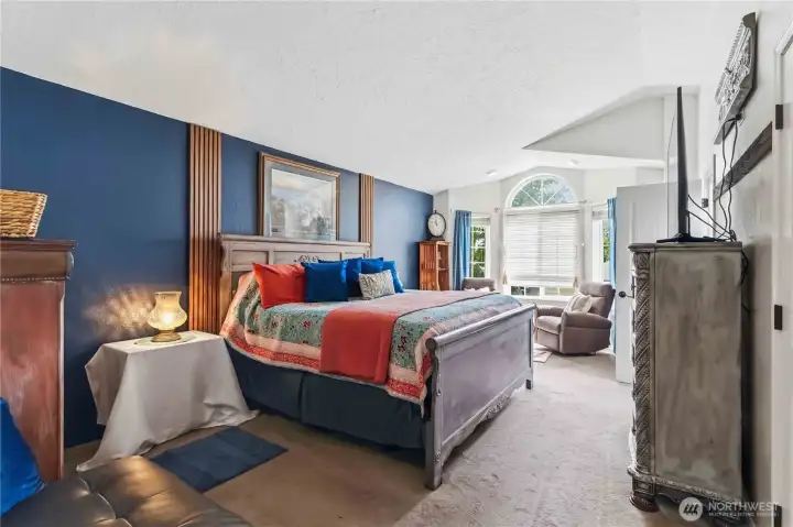 Main bedroom with ensuite bath