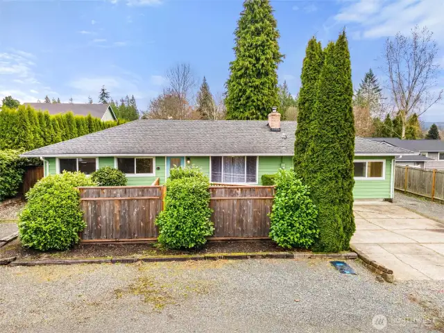 Ample parking - RV parking to the left of the home