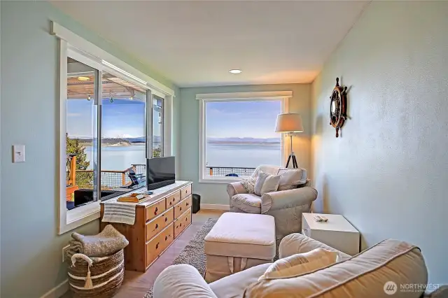 Nook  for taking in the views...and soaking up the peaceful island feel.  ALL furnishings are included for a weekend retreat from the city or for sharing with friends or AirBnB guests. Your choice!