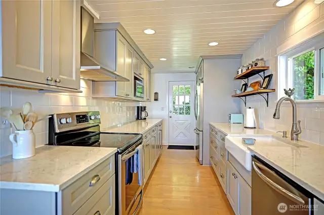 This fully and HIGH end kitchen renovation includes professional SS appliance package, quartz counter-tops, ABUNDANT cabinets and gorgeous tile backsplash, soft close drawers, custom pantry cabs and all new paint from ceiling to....floor. This home is perfect and all comes fully appointed and fully furnished.