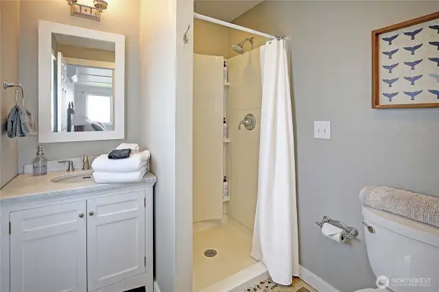 The primary and PERFECTLY remodeled en'suite bath.