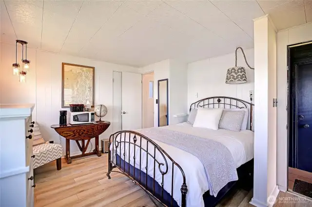 Guest cottage w/adjacent bath. So peaceful and perfectly appointed.