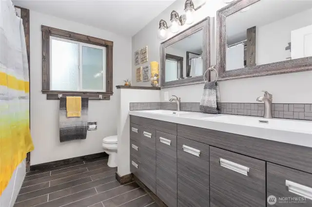 Upper level full bathroom
