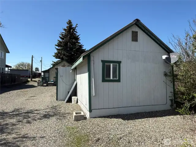 Alley access to back unit