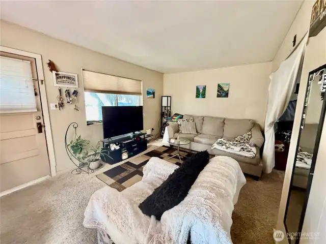 Front unit living room
