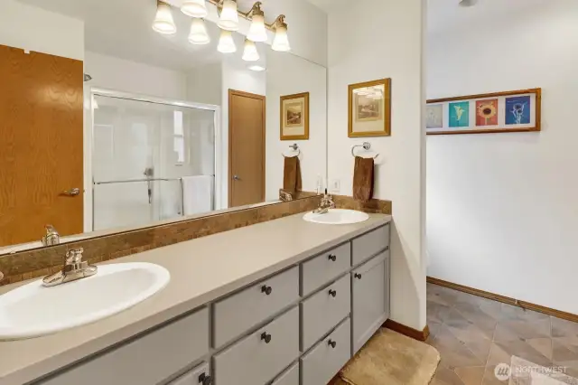 Primary bath en-suite.