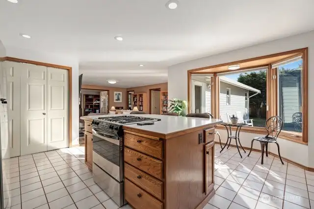 Kitchen island & coffee/appliance pantry