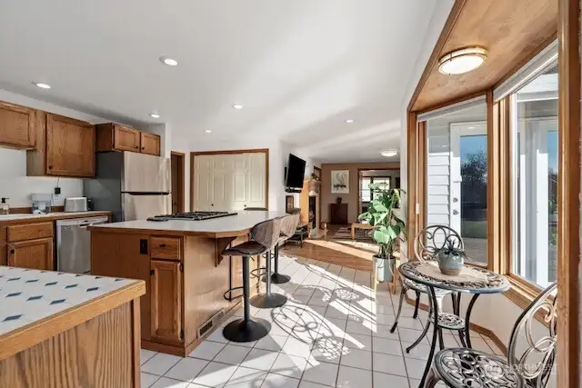 Kitchen & nook eating area