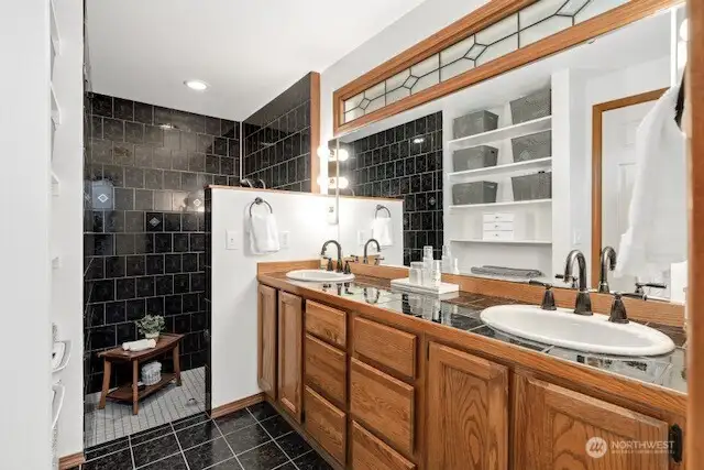 Primary en-suite bath