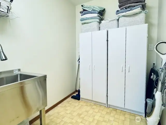 Laundry room 2