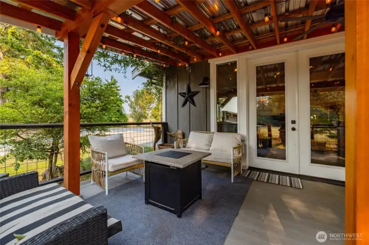 Plenty of room to lounge, dine and chat with your loved ones!