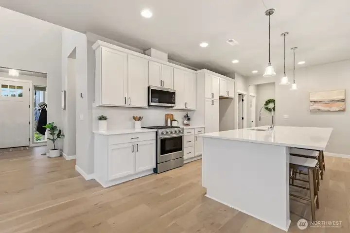 Photographs are for illustrative purposes only. Features, finishes, interior/exterior colors, landscaping and floorplan shown may vary from actual homes built