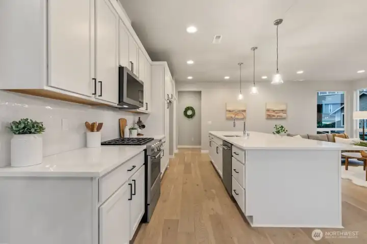 Photographs are for illustrative purposes only. Features, finishes, interior/exterior colors, landscaping and floorplan shown may vary from actual homes built