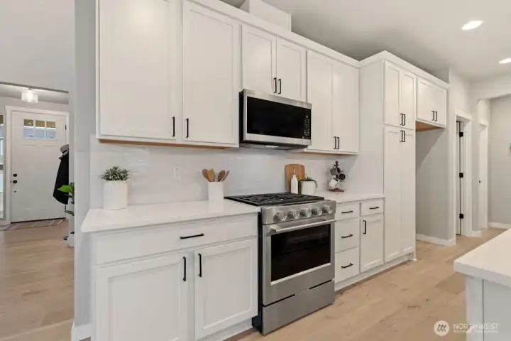 Photographs are for illustrative purposes only. Features, finishes, interior/exterior colors, landscaping and floorplan shown may vary from actual homes built